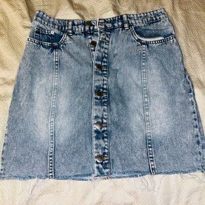 Short, slim-fit, in thick cotton. High waist, and raw-edge hem.
